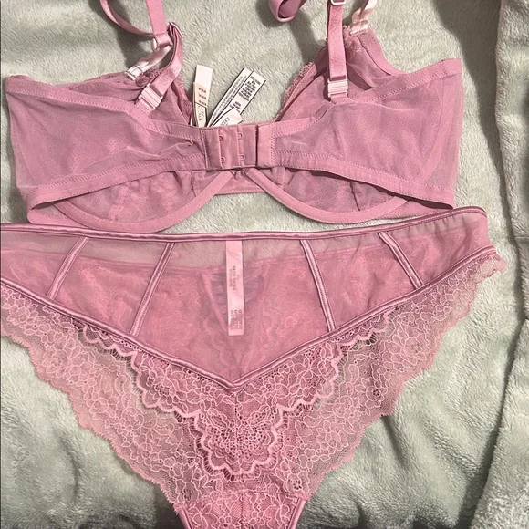 Lace Lingerie Set - Picture 2 of 3